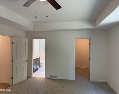 492a Clifton Park Center Road - Photo Thumbnail 10
