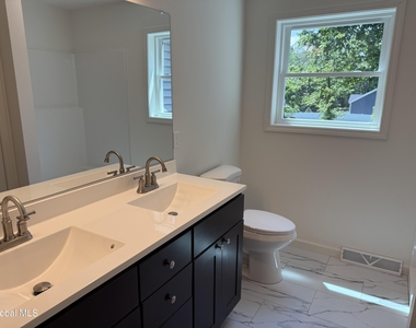 492a Clifton Park Center Road - Photo Thumbnail 11
