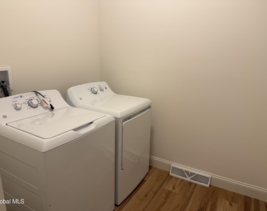 492a Clifton Park Center Road - Photo Thumbnail 6