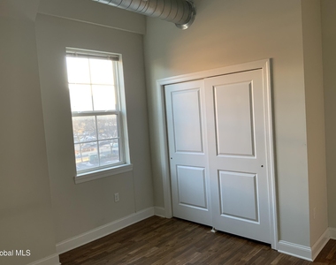 733 Broadway - Photo Thumbnail 14