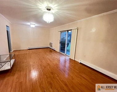 406 Cranbury Road - Photo Thumbnail 5