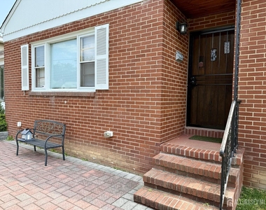 19 South Drive - Photo Thumbnail 4