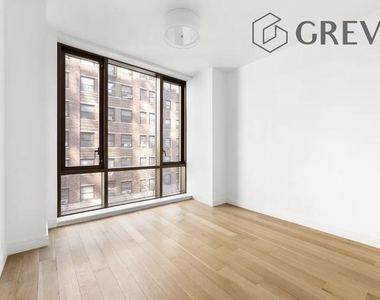 230 E 20th Street - Photo Thumbnail 3