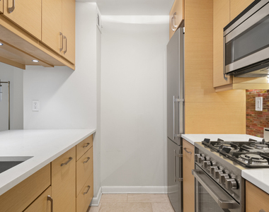 295 Greenwich Street - Photo Thumbnail 4