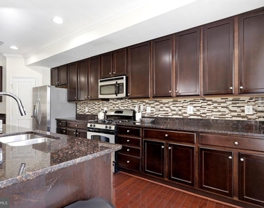 7931 Crescent Park Drive - Photo Thumbnail 5