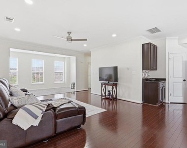 7931 Crescent Park Drive - Photo Thumbnail 10