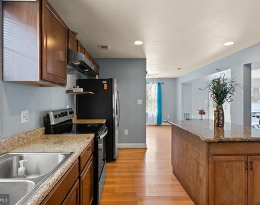 3412 Clayborne Avenue - Photo Thumbnail 8