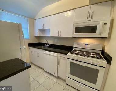 1304 N Meade Street - Photo Thumbnail 8
