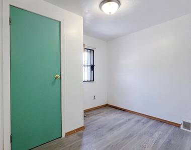 1811 E Sergeant Street - Photo Thumbnail 13