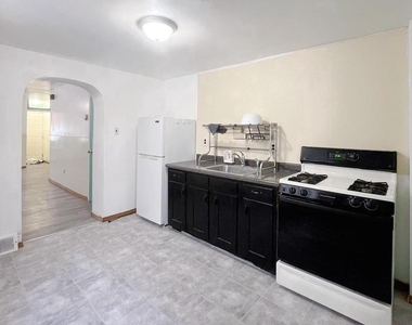 1811 E Sergeant Street - Photo Thumbnail 4