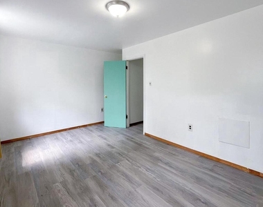 1811 E Sergeant Street - Photo Thumbnail 7
