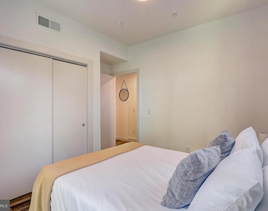 3029 W Glenwood Avenue - Photo Thumbnail 16