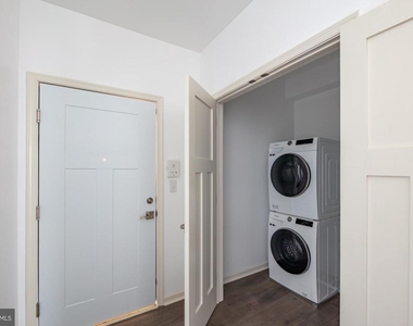 370 W Johnson Street - Photo Thumbnail 11