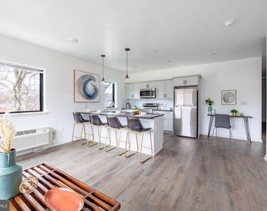 370 W Johnson Street - Photo Thumbnail 4