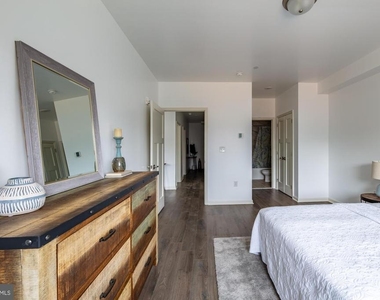 370 W Johnson Street - Photo Thumbnail 7
