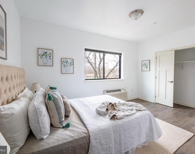 370 W Johnson Street - Photo Thumbnail 9