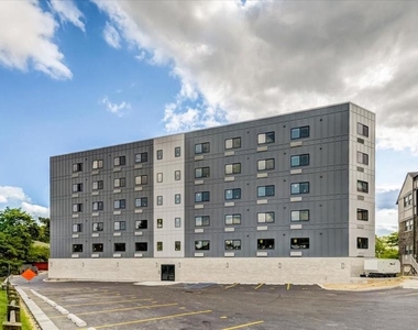370 W Johnson Street - Photo Thumbnail 12