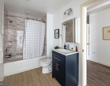 370 W Johnson Street - Photo Thumbnail 10