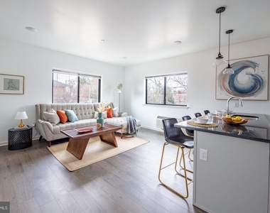370 W Johnson Street - Photo Thumbnail 5