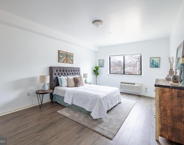 370 W Johnson Street - Photo Thumbnail 6