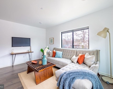 370 W Johnson Street - Photo Thumbnail 3