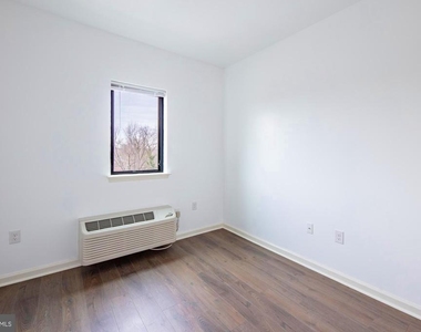 370 W Johnson Street - Photo Thumbnail 4