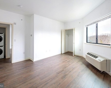 370 W Johnson Street - Photo Thumbnail 7