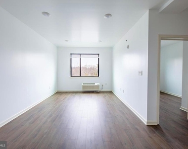 370 W Johnson Street - Photo Thumbnail 3