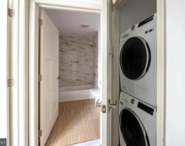 370 W Johnson Street - Photo Thumbnail 5