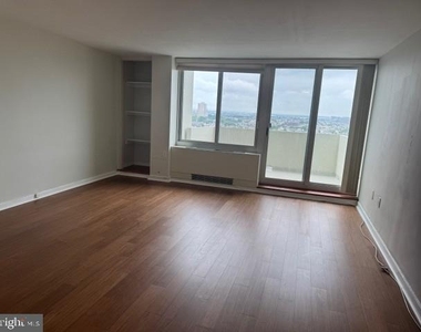 604 S Washington Square - Photo Thumbnail 4
