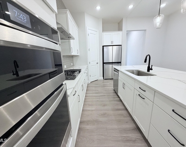 1028 Bravura Drive - Photo Thumbnail 6
