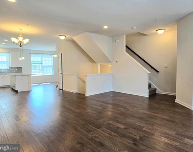 1045 Chapman Circle - Photo Thumbnail 4