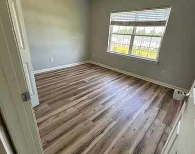 613 Hanson Road - Photo Thumbnail 12