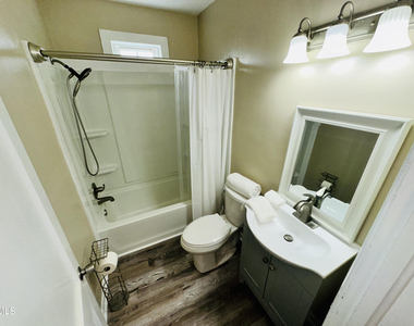 1700 Roslyn - Photo Thumbnail 9