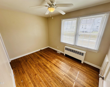 1700 Roslyn - Photo Thumbnail 10