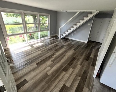 15 Catalpa Lane - Photo Thumbnail 4