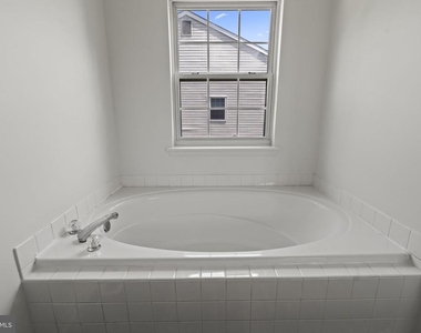 124 Buckingham Way - Photo Thumbnail 5