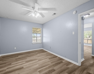 204 Northcrest Cir - Photo Thumbnail 15