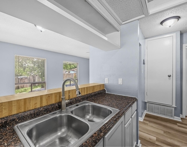 204 Northcrest Cir - Photo Thumbnail 11