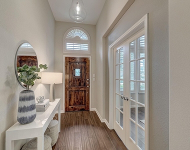 205 Cortona Ln - Photo Thumbnail 5