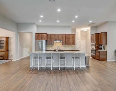 205 Cortona Ln - Photo Thumbnail 7