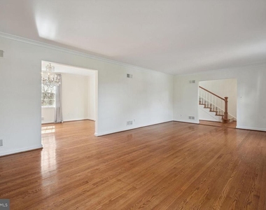 5801 Hillburne Way - Photo Thumbnail 3