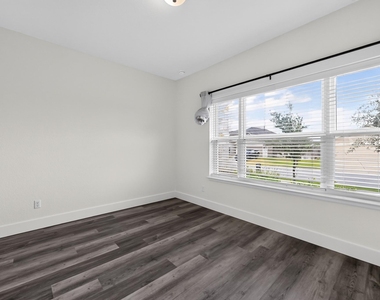 104 Joseph Hawkins Ln - Photo Thumbnail 13