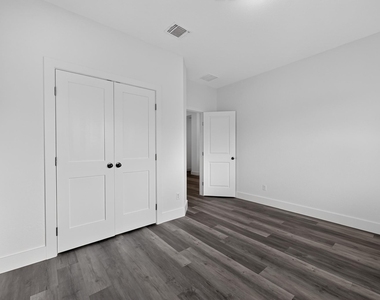 104 Joseph Hawkins Ln - Photo Thumbnail 11