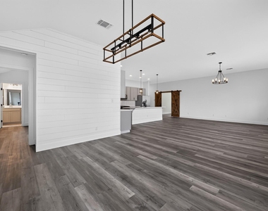 104 Joseph Hawkins Ln - Photo Thumbnail 10