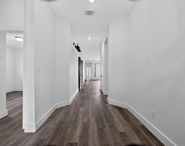 104 Joseph Hawkins Ln - Photo Thumbnail 3