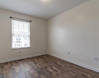 5601 Ashburn Terrace - Photo Thumbnail 14