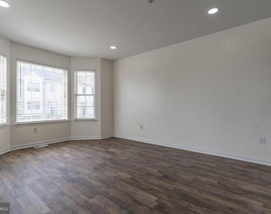 5601 Ashburn Terrace - Photo Thumbnail 4