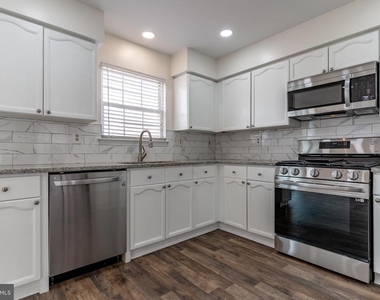 5601 Ashburn Terrace - Photo Thumbnail 8