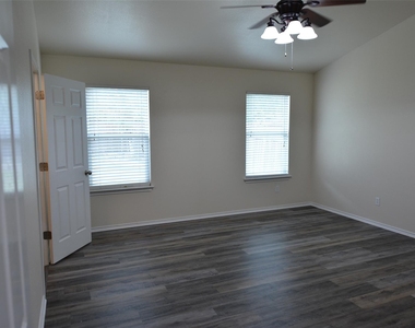 1303 Horseshoe Ranch Dr - Photo Thumbnail 11